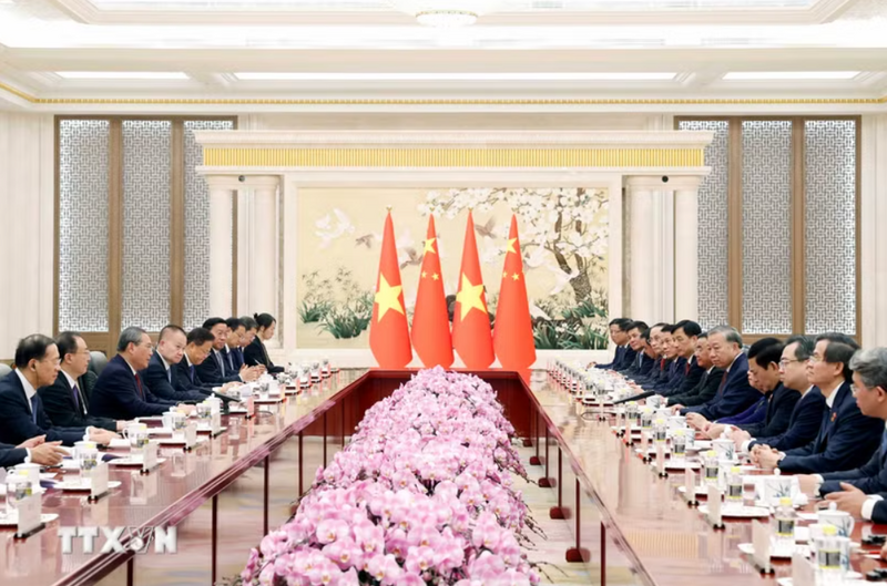 Tổng Bí thư, Chủ tịch nước Tô Lâm hội kiến Thủ tướng Trung Quốc Lý Cường. (Ảnh: Thống Nhất/TTXVN)