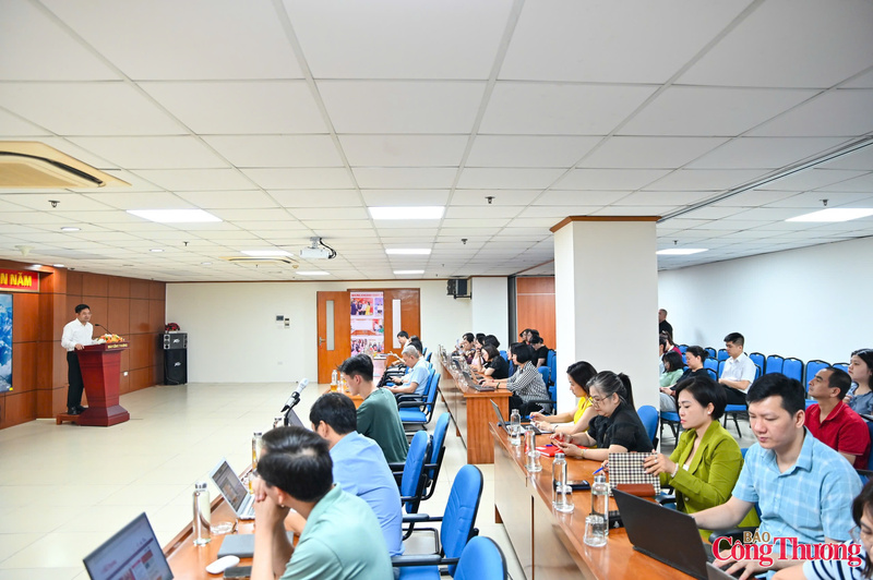 Đặc biệt, tại buổi tập huấn, các chuyên gia đã chia sẻ về mô hình AI Agent với khả năng tự động hóa nhiều khâu trong quy trình làm báo, từ phân tích dữ liệu, kiểm chứng thông tin đến hỗ trợ viết tin, biên tập và tối ưu nội dung. Ảnh: Nam Nguyễn