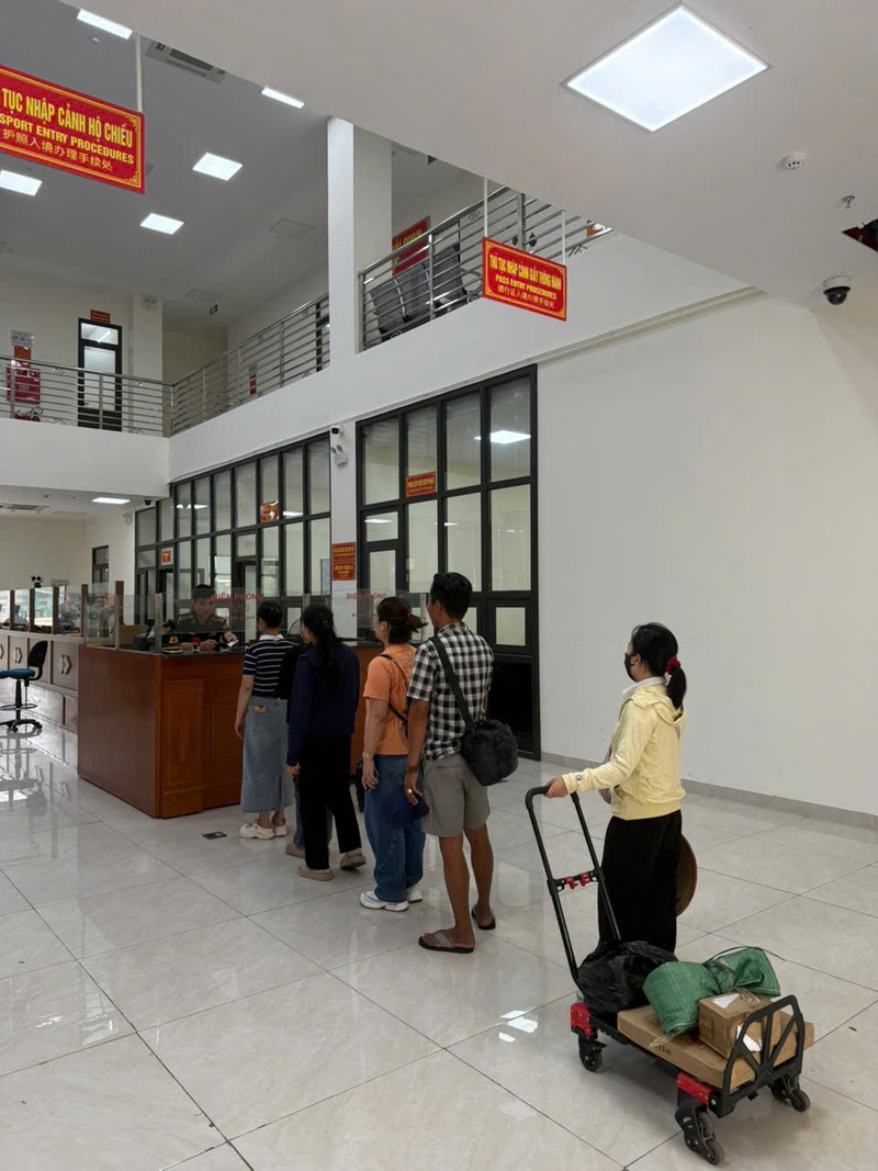 Người dân làm thủ tục xuất nhập cảnh tại khu vực kiểm soát Cửa khẩu quốc tế Thanh Thủy, hoạt động thông quan được duy trì thuận lợi, nhanh chóng. Ảnh: Hán Hiển