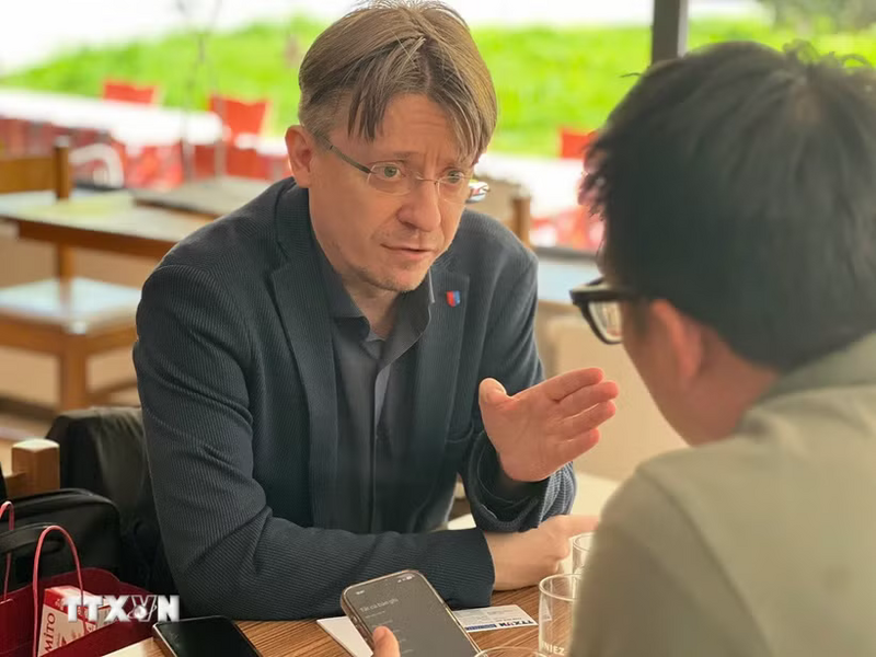 Tổng Bí thư Đảng Cộng sản Thụy Sĩ Massimiliano Ay trao đổi với phóng viên TTXVN. Ảnh: Ngọc Ánh/TTXVN