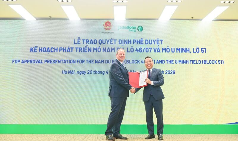 Thứ trưởng Nguyễn Hoàng Long trao quyết định phê duyệt phát triển các mỏ cho Công ty Jadestone Energy (JSE)