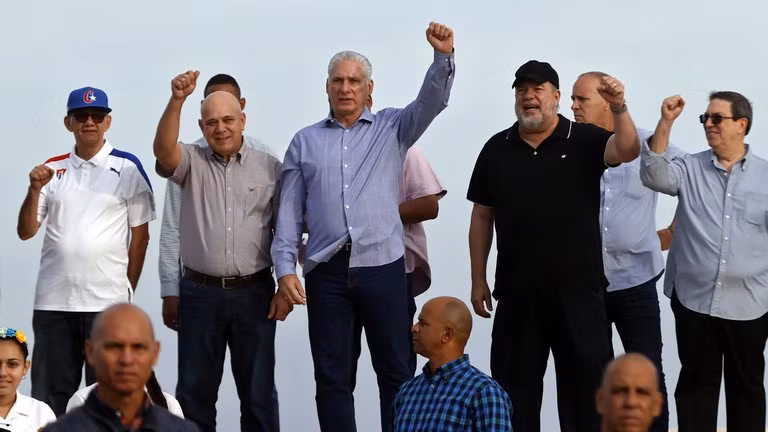 Tổng thống Cuba Miguel Diaz-Canel (giữa).