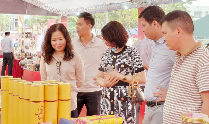 Các sản phẩm làng nghề của Hà Nội hội tụ tại sự kiện. Ảnh: Nguyễn Hạnh