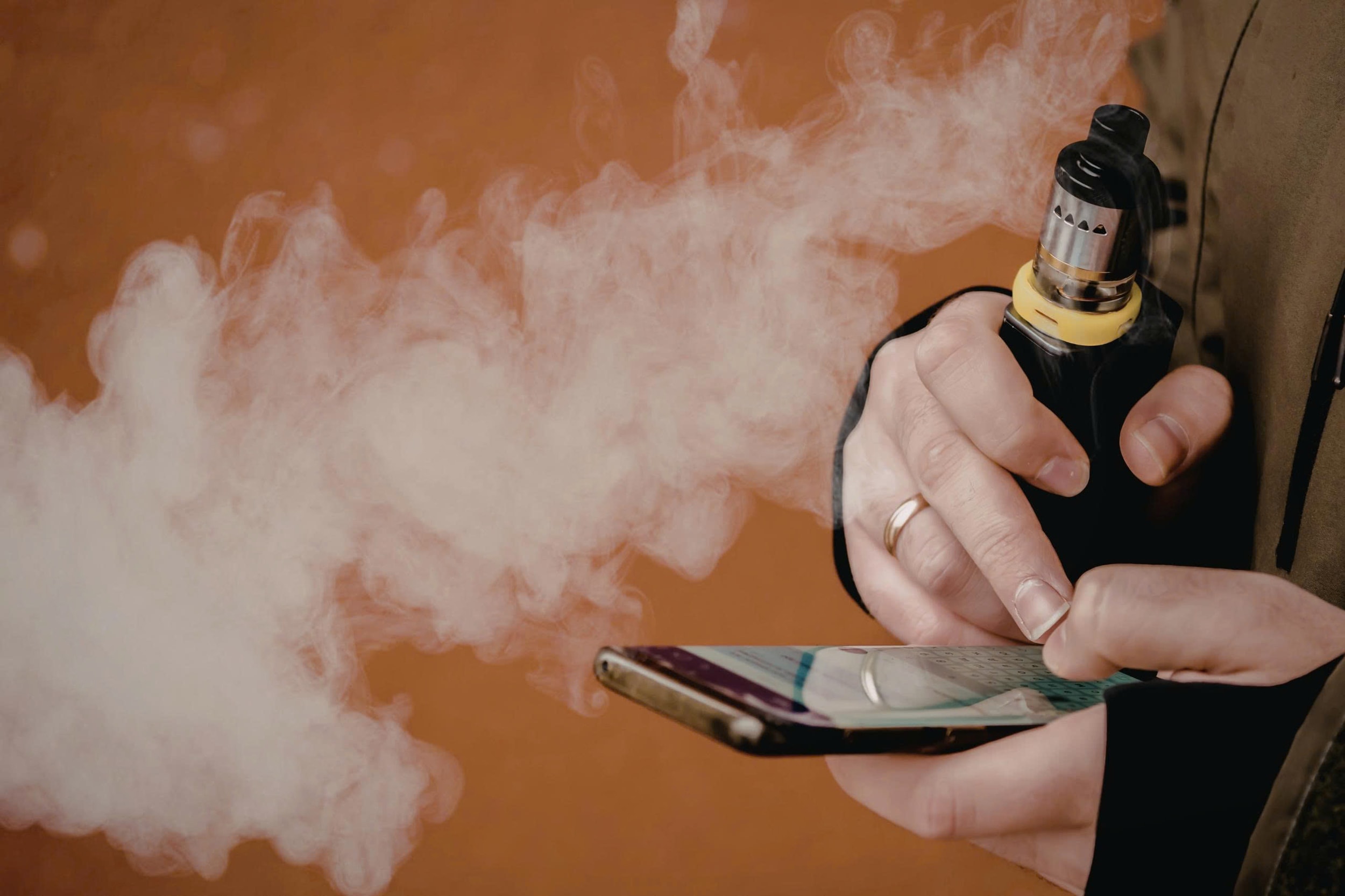 Nicotin trong thuốc lá điện tử là chất độc và gây nghiện mạnh, từng được dùng làm hóa chất trừ sâu trước khi bị cấm vì độc tính cao. Ảnh minh họa