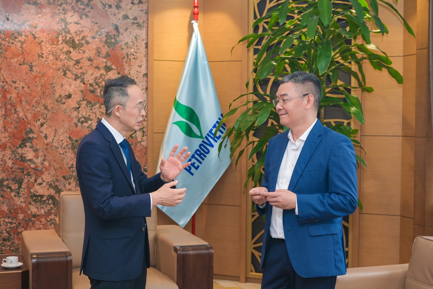 Phó Tổng Giám đốc Petrovietnam Lê Mạnh Cường trao đổi với đối tác về thiết kế các giải pháp huy động vốn hiệu quả cho các dự án điện hạt nhân