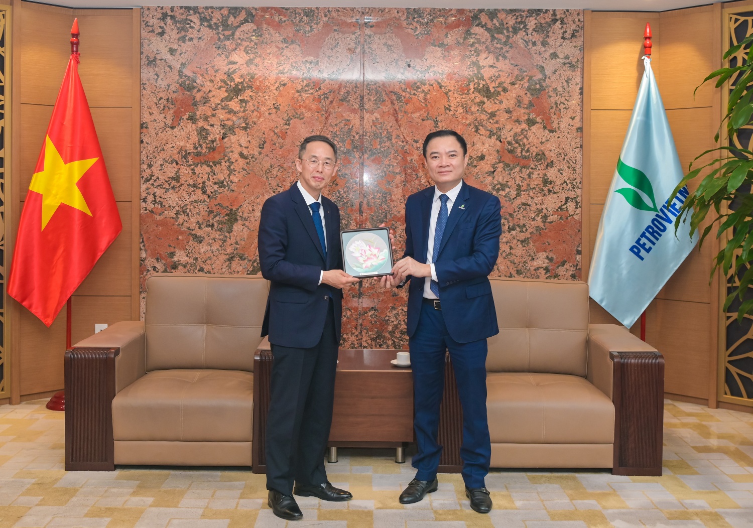 Chủ tịch HĐTV Petrovietnam Lê Ngọc Sơn tặng quà lưu niệm cho ông Hwang Ki-yeon