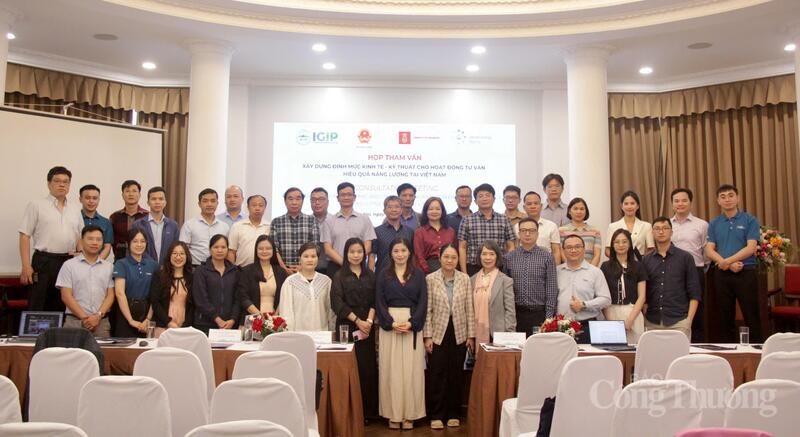 Các đại biểu chụp ảnh lưu niệm.