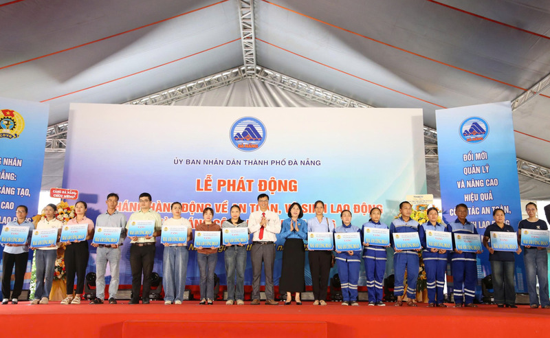 Trao tặng các mái ấm công đoàn cho đoàn viên, công nhân, người lao động. Ảnh: Bình An