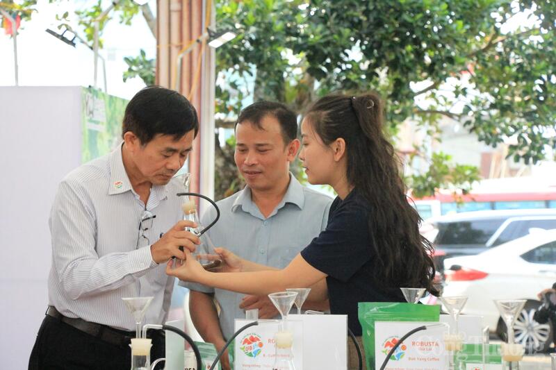 Không gian trải nghiệm cà phê đặc sản thu hút sự tham gia của đại biểu, người dân và du khách. Ảnh: Hiền Mai