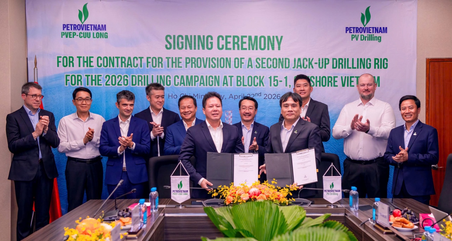 Đại diện các bên tại Lễ ký hợp đồng cung cấp giàn khoan tự nâng thứ hai cho chiến dịch khoan năm 2026 của PVEP-CỬU LONG