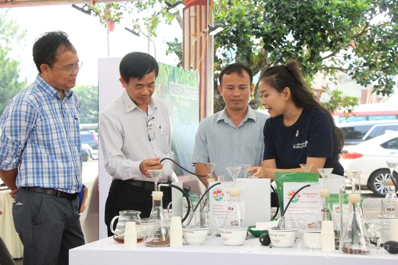 Chương trình không gian trải nghiệm cà phê đặc sản và trưng bày, giới thiệu sản phẩm đặc trưng, sản phẩm OCOP tỉnh Gia Lai chính thức khai mạc trong khuôn khổ Ngày hội văn hóa các dân tộc tỉnh Gia Lai lần thứ I, năm 2026.