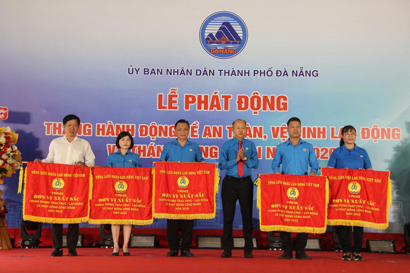 5 tập thể có thành tích xuất sắc trong hoạt động công đoàn năm 2025 nhận cờ thi đua của Tổng Liên đoàn Lao động Việt Nam. Ảnh: Bình An