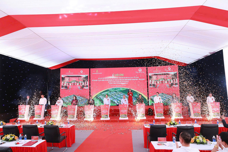 Các đại biểu dự Lễ khởi công Dự án đầu tư xây dựng và kinh doanh kết cấu hạ tầng Khu công nghiệp Thanh Bình - giai đoạn II, xã Thanh Thịnh. Ảnh: TN