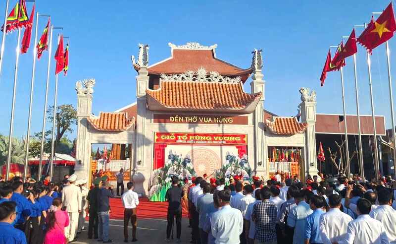 Rất đông người dân đến tham dự lễ Giỗ Tổ Hùng Vương năm 2026 tại Cà Mau. Ảnh: Nhật Hồ.