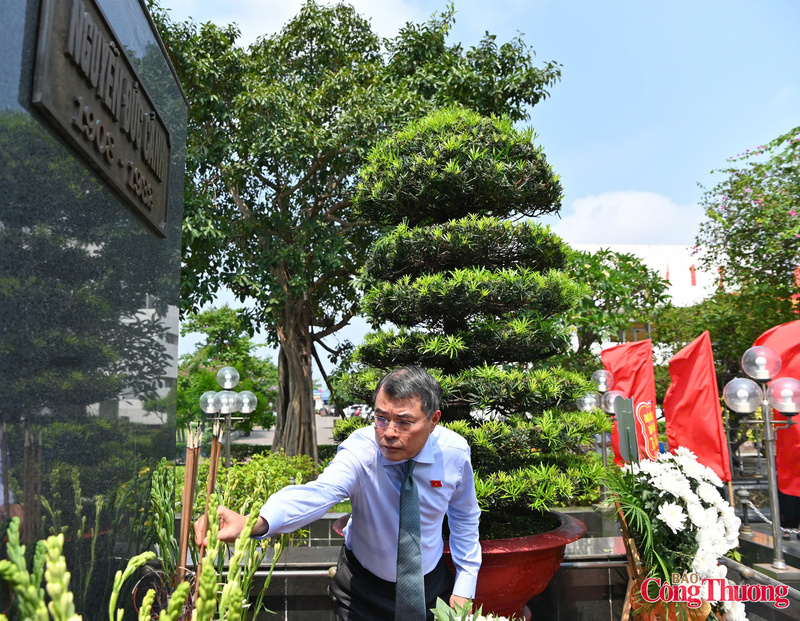 Thủ tướng Lê Minh Hưng dâng hương tưởng niệm đồng chí Nguyễn Đức Cảnh.