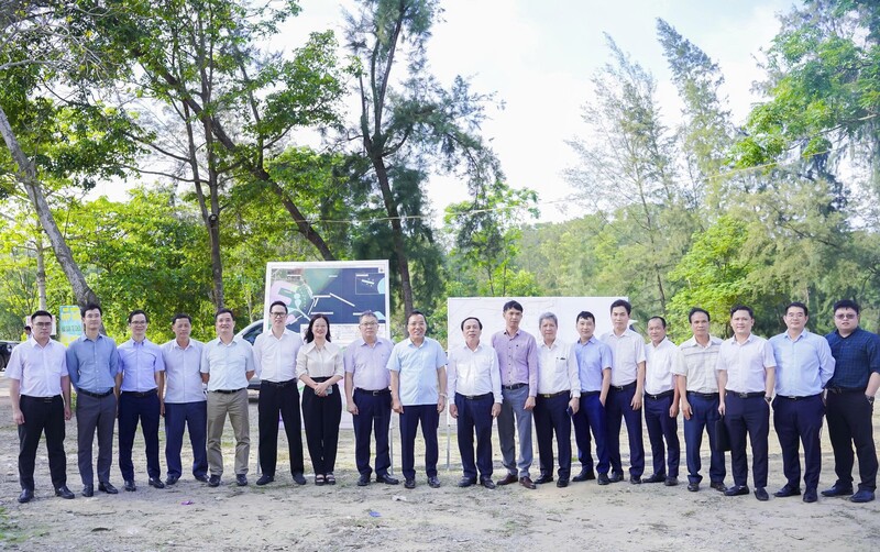 Đoàn công tác chụp ảnh lưu niệm tại thực địa Dự án Nhà máy nhiệt điện LNG Quỳnh Lập. Ảnh: Mai Liễu