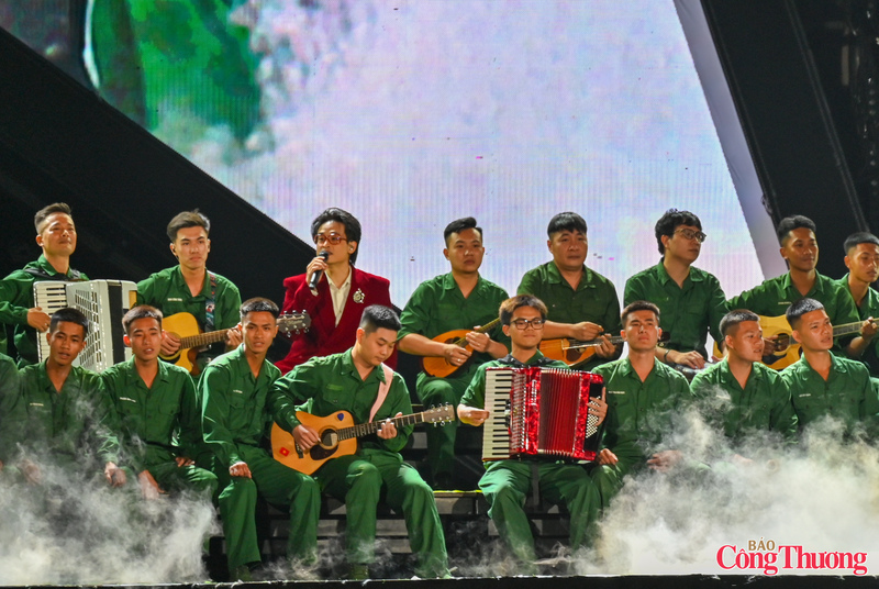 Các tiết mục của nghệ sĩ Hà Anh Tuấn giữ vai trò kết nối cảm xúc xuyên suốt concert với các tiết mục về quê hương, đất nước và tuổi trẻ.