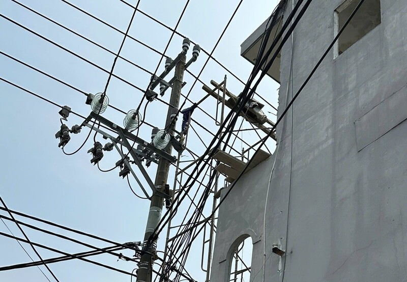 Các đơn vị thi công xây dựng gần lưới điện nhanh chóng được nhân viên điện lực phát hiện và yêu cầu tháo dỡ. Ảnh: Điện lực Thanh Khê