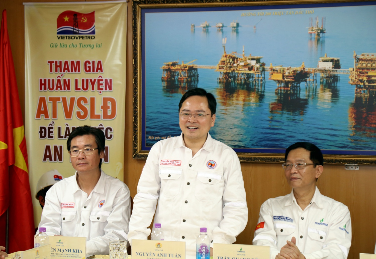 Cuộc sống của những người giữ lửa trên giàn ở Vietsovpetro Cuộc sống của những người giữ lửa trên giàn ở Vietsovpetro