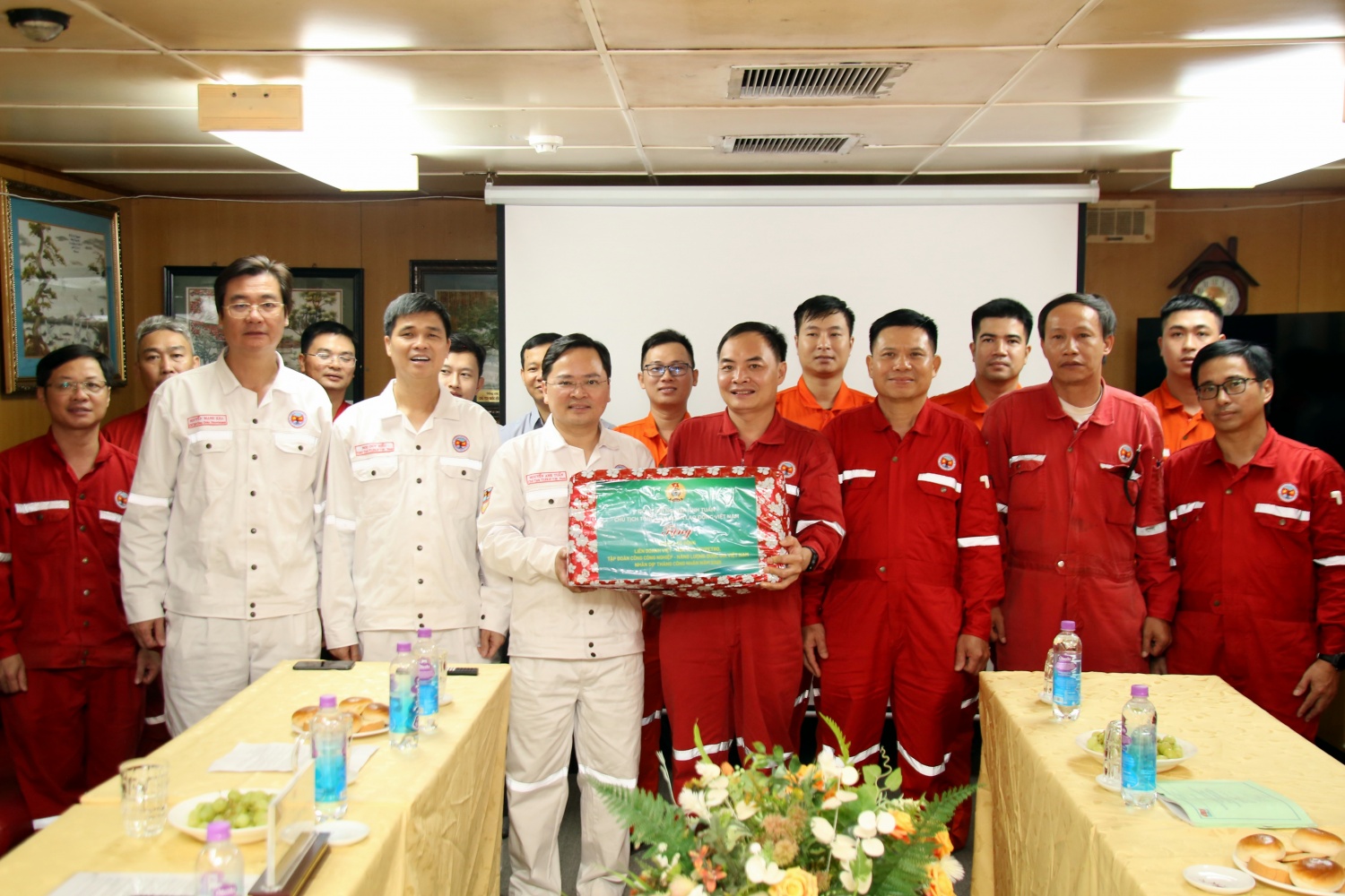 Chủ tịch Tổng LĐLĐ Việt Nam Nguyễn Anh Tuấn: Giữa biển khơi, chúng tôi cảm thấy yên tâm Cuộc sống của những người giữ lửa trên giàn ở Vietsovpetro