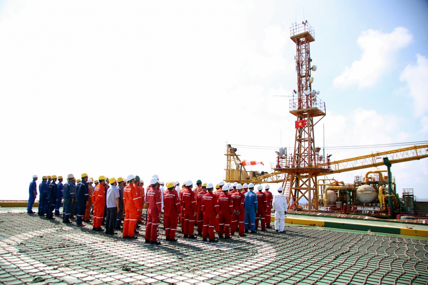 Cuộc sống của những người giữ lửa trên giàn ở Vietsovpetro Cuộc sống của những người giữ lửa trên giàn ở Vietsovpetro