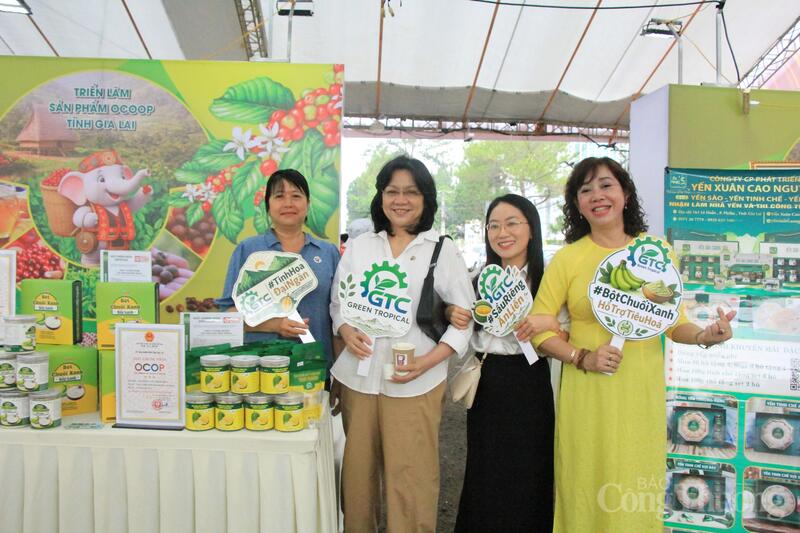 Các sản phẩm của tỉnh Gia Lai được giới thiệu trong khuôn khổ triển lãm trưng bày sản phẩm OCOP. Ảnh: Hiền Mai