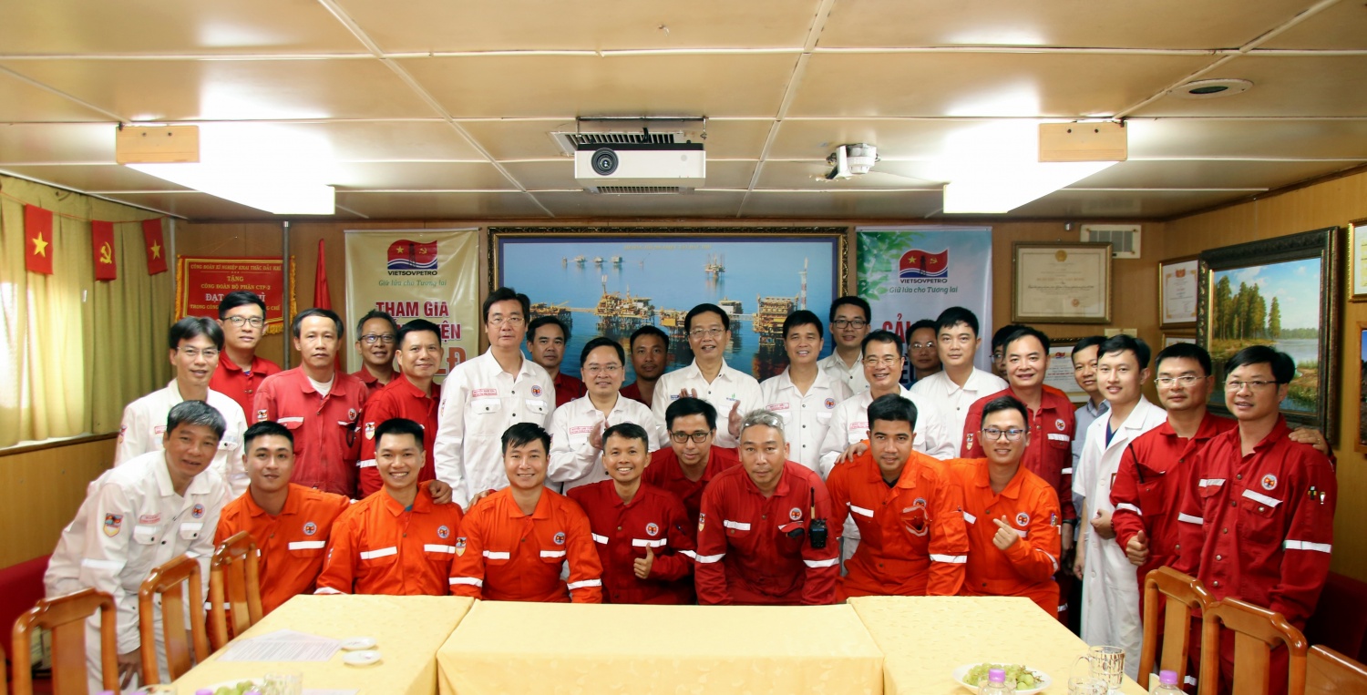 Cuộc sống của những người giữ lửa trên giàn ở Vietsovpetro Cuộc sống của những người giữ lửa trên giàn ở Vietsovpetro