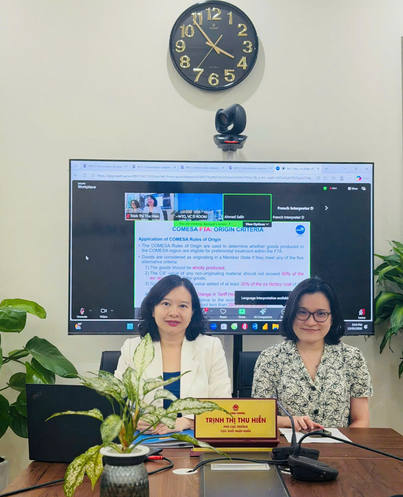 Bà Trịnh Thị Thu Hiền - Phó Cục trưởng Cục Xuất nhập khẩu (Bộ Công Thương) và bà Bùi Khánh Linh - Cục Xuất nhập khẩu tham gia họp trực tuyến từ Hà Nội.