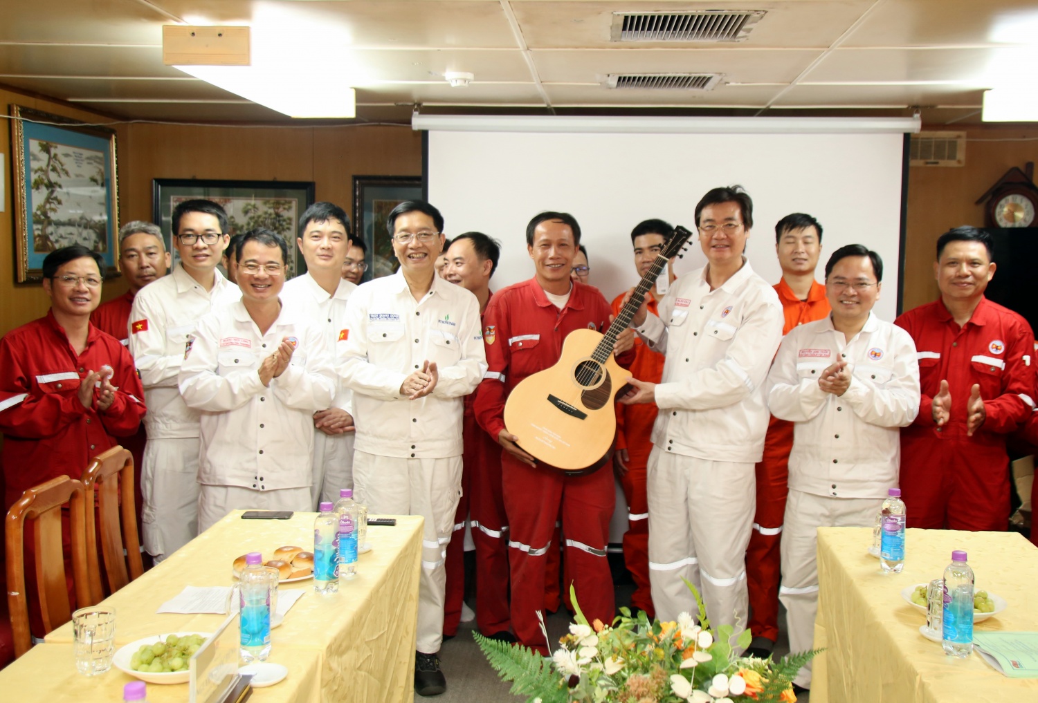 Chủ tịch Tổng LĐLĐ Việt Nam Nguyễn Anh Tuấn: Giữa biển khơi, chúng tôi cảm thấy yên tâm Cuộc sống của những người giữ lửa trên giàn ở Vietsovpetro