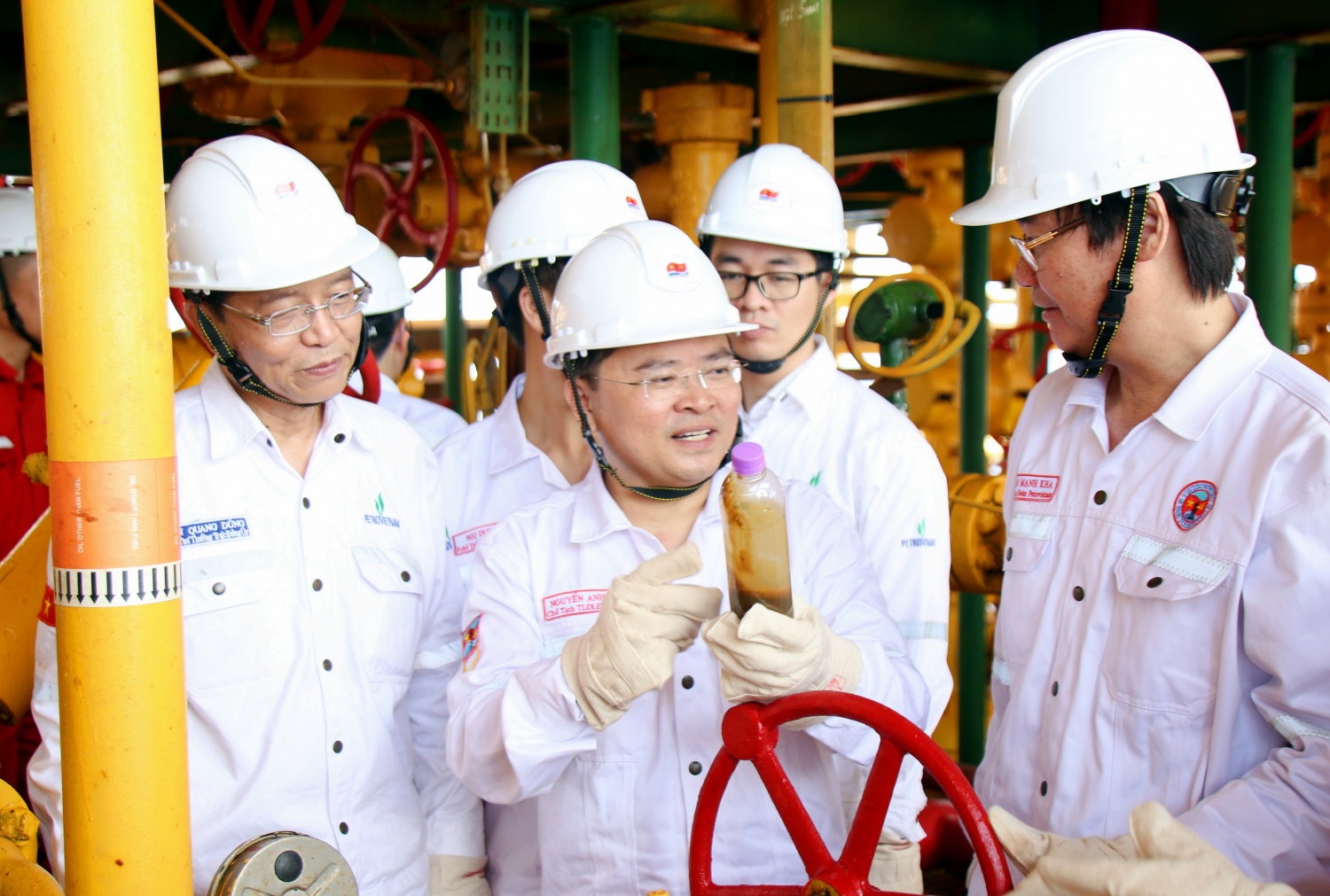 Cuộc sống của những người giữ lửa trên giàn ở Vietsovpetro Cuộc sống của những người giữ lửa trên giàn ở Vietsovpetro