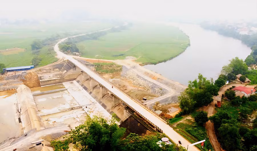 Tuyến đê trên sông Cầu đang triển khai, được kì vọng sẽ giải quyết tốt vấn đề điều tiết mùa lũ lụt. 428c97a33bb1baefe3a0.jpg