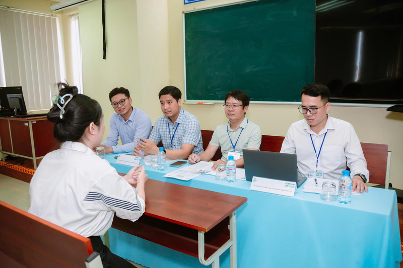 Sinh viên PVU tham gia phỏng vấn tại Company Day 2026. Ảnh: Hồng Thắm