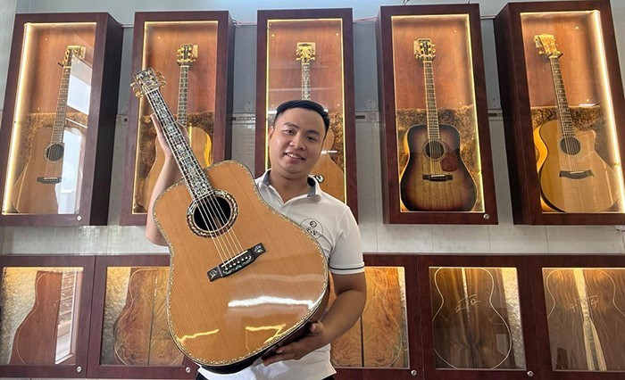 Một góc trưng bày sản phẩm Guitar Custom. cay-dan-1.jpg