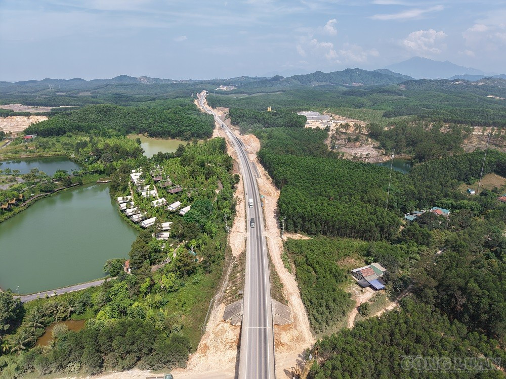 Dự án có 2 gói thầu xây lắp chính, trong đó gói thầu XL1 thi công xây dựng đoạn từ Km 0+000 - Km 37+300 do liên danh Công ty CP Đầu tư và xây dựng giao thông Phương Thành, Công ty CP giao thông xây dựng số 1, Công ty CP quản lý và xây dựng đường bộ Khánh Hòa, Công ty CP xây dựng dịch vụ và thương mại 68, Công ty CP đầu tư phát triển Hugia thi công. clo_br_cam-lo-la-son.jpg