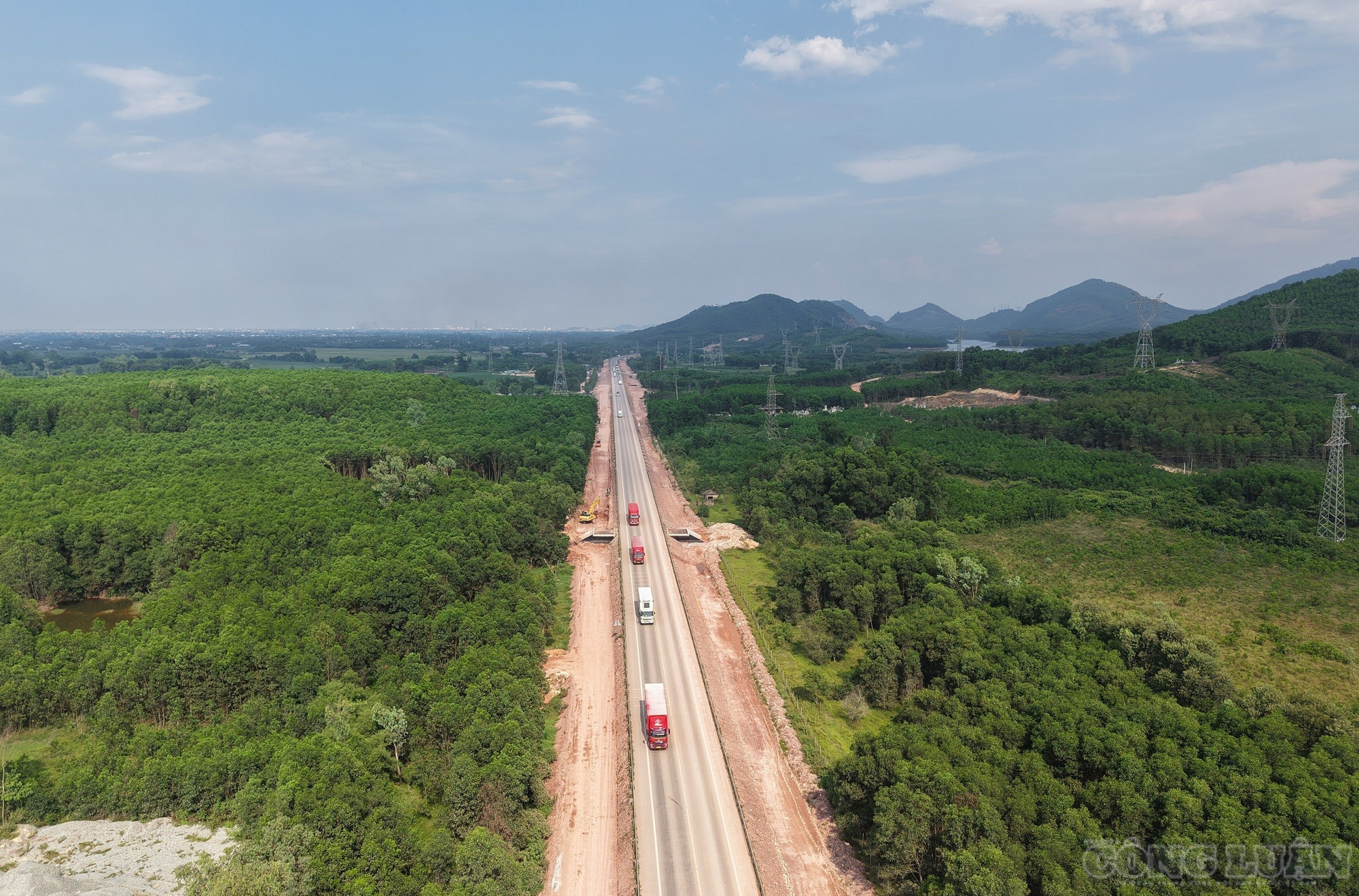 Trao đổi với PV, cán bộ kỹ thuật thuộc Công ty CP Tập đoàn Trường Thịnh cho biết, hiện nhà thầu đã huy động khoảng 300 nhân lực cùng khoảng 50 đầu máy thiết bị để thi công các hạng mục phụ trách. clo_br_nang-cap-mo-rong.jpg