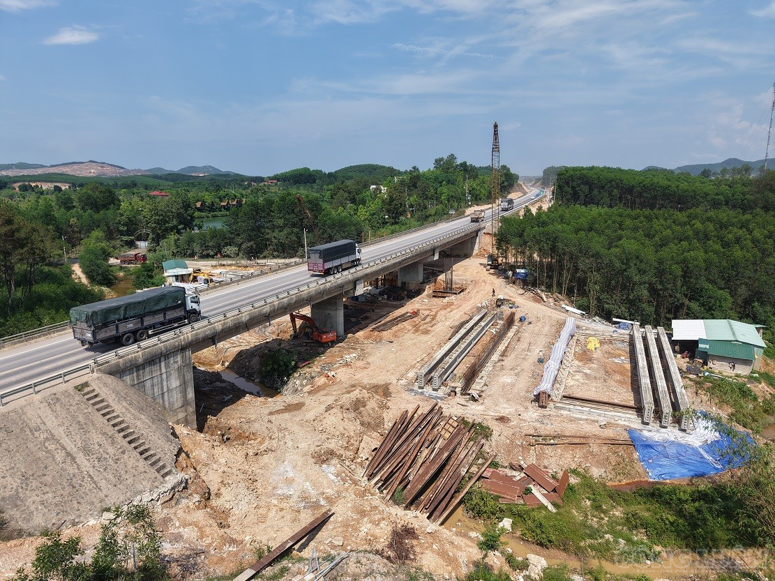 Dọc tuyến, các nhà thầu đã chia thành hơn 120 mũi để thi công phần đường, đào đắp và thi công cầu, cống… để đảm bảo tiến độ, thông xe vào cuối năm 2026. clo_br_cao-toc-cam-lo.jpg