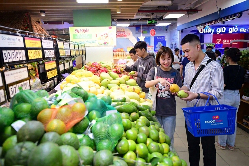 Saigon Co.op giảm giá nhóm trái cây, rau củ mùa hè, phục vụ nhu cầu tiêu dùng mùa nắng nóng.