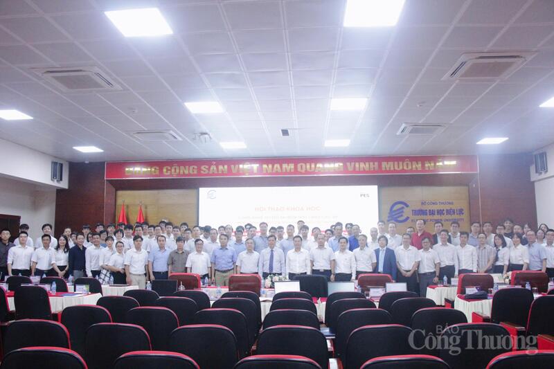 Các đại biểu chụp ảnh lưu niệm.