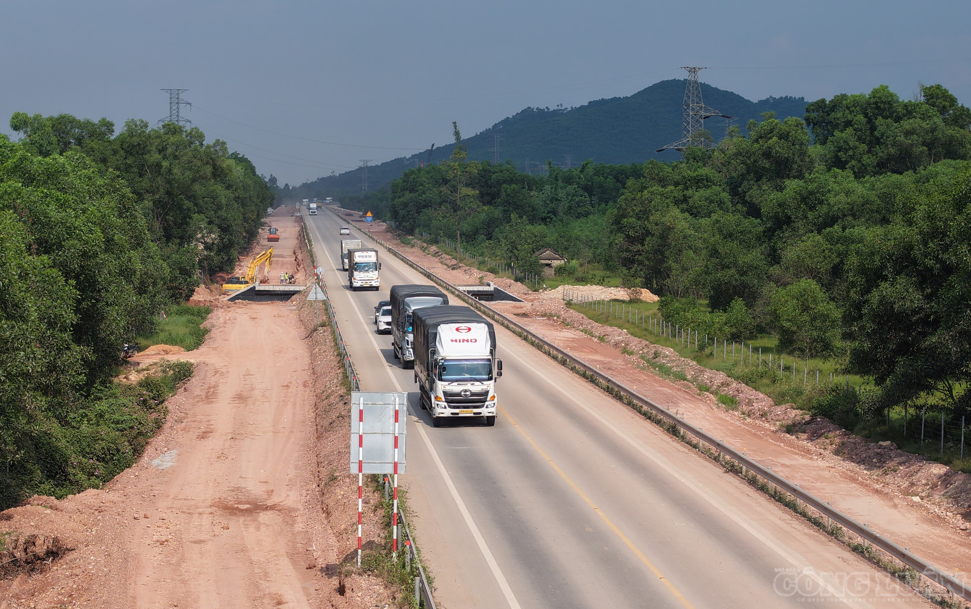 Sau khi hoàn thành dự án đầu tư xây dựng mở rộng đường bộ cao tốc Bắc - Nam phía Đông đoạn Cam Lộ - La Sơn sẽ góp phần nâng cao năng lực khai thác, bảo đảm an toàn giao thông. clo_br_dji-20260513151942-0232-d.jpg
