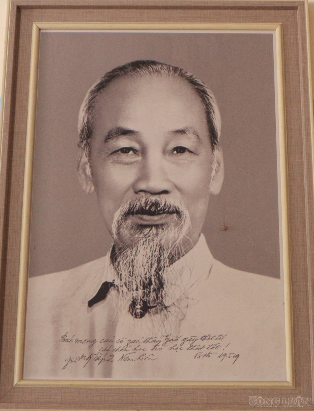 clo_br_buc-anh-chan-dung-bac-ho-tang-truong-cap-2-nam-lien-va-dong-chu-bac-mong-cac-co-giao-thay-giao-giay-that-tot-cac-chau-hoc-tro-hoc-that-tot.jpg