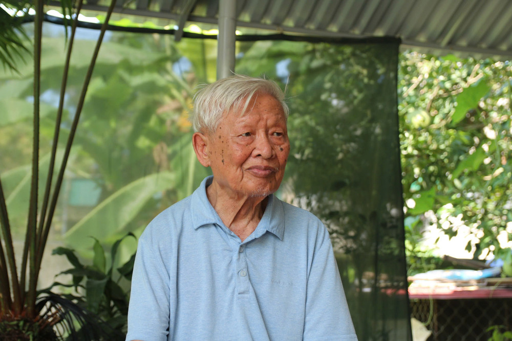 thay-giao-hoang-nguyen-chia-se-ve-hanh-trinh-tim-mon-qua-quy-bac-tung-tang-cho-truong.jpg