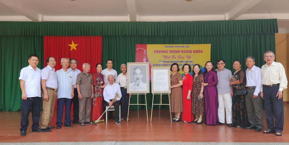 truong-thcs-kim-lien-to-chuc-le-don-nhan-buc-anh-chan-dung-bac-ho-anh-ntcc.jpg