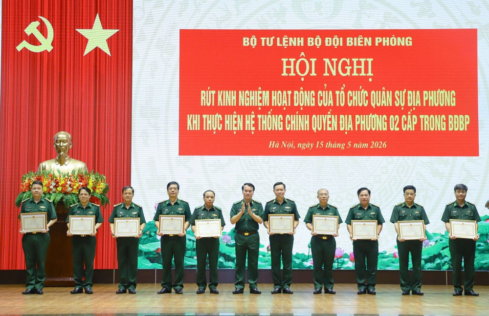 Trung tướng Vũ Trung Kiên, Tư lệnh Bộ đội Biên phòng tặng Bằng khen cho 10 tập thể và 10 cá nhân đã có thành tích xuất sắc trong triển khai hoạt động của tổ chức quân sự địa phương.