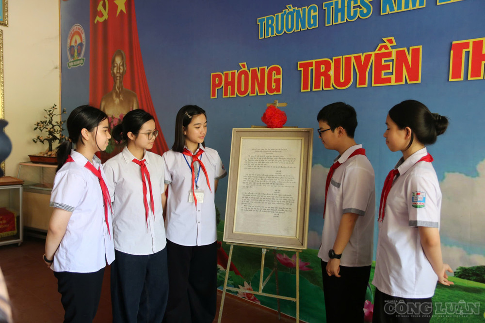 clo_br_buc-anh-chan-dung-bac-ho-va-loi-nhan-nhu-cua-nguoi-duoc-trung-bay-trong-phong-luu-niem-cua-truong-thcs-kim-lien.jpg