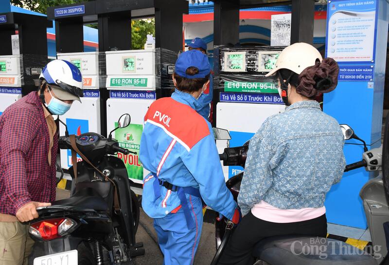 Nhiều doanh nghiệp đầu mối xăng dầu PVOIL, Petrolimex Sài Gòn, Saigon Petro tại TP. Hồ Chí Minh đã hoàn tất hạ tầng, nguồn cung và hệ thống phân phối, sẵn sàng triển khai xăng sinh học E10 trên thị trường. Ảnh: Thanh Minh.