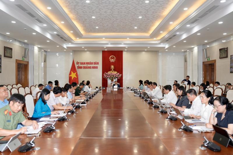 Chủ tịch UBND tỉnh Quảng Ninh họp, nghe báo cáo tiến độ thẩm định, phê duyệt hồ sơ đề nghị công nhận tỉnh Quảng Ninh là đô thị loại I. Ảnh: QN