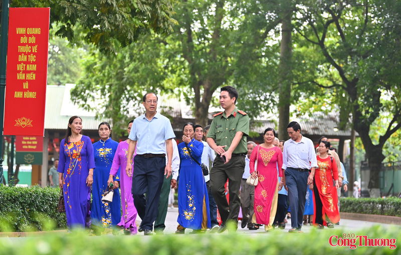 Đúng 7h30 phút, Khu Di tích Chủ tịch Hồ Chí Minh đón những người con đất Việt trở về thăm Người.