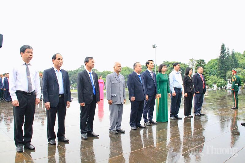 Trong không khí thiêng liêng nơi Quảng trường Đại Đoàn Kết, các đại biểu đã kính cẩn dâng vòng hoa tươi thắm lên Tượng đài Bác Hồ với các dân tộc Tây Nguyên. Ảnh: Hiền Mai