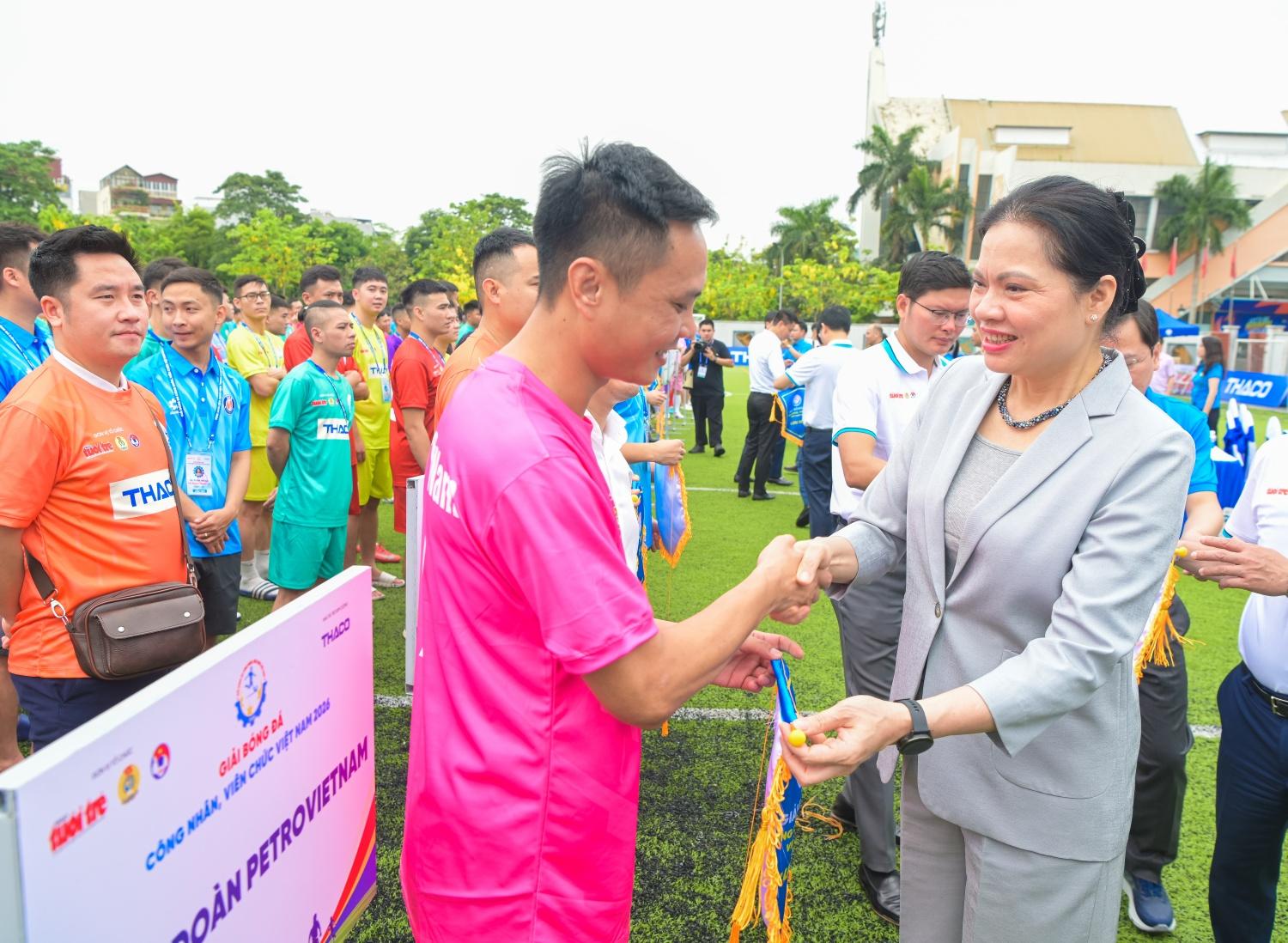 Bà Hà Thị Nga - Phó Chủ tịch, Tổng Thư ký Ủy ban Trung ương Mặt trận Tổ quốc Việt Nam, trao cờ lưu niệm cho Bà Hà Thị Nga - Phó Chủ tịch, Tổng Thư ký Ủy ban Trung ương Mặt trận Tổ quốc Việt Nam, trao cờ lưu niệm cho