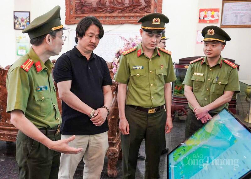 Công an tỉnh lắp đặt kiosk tra cứu tại các khách sạn khu du lịch biển Sầm Sơn, hỗ trợ du khách tra cứu thông tin về lịch sử, văn hóa và sản phẩm OCOP đặc trưng của địa phương. Ảnh: Công an Thanh Hoá